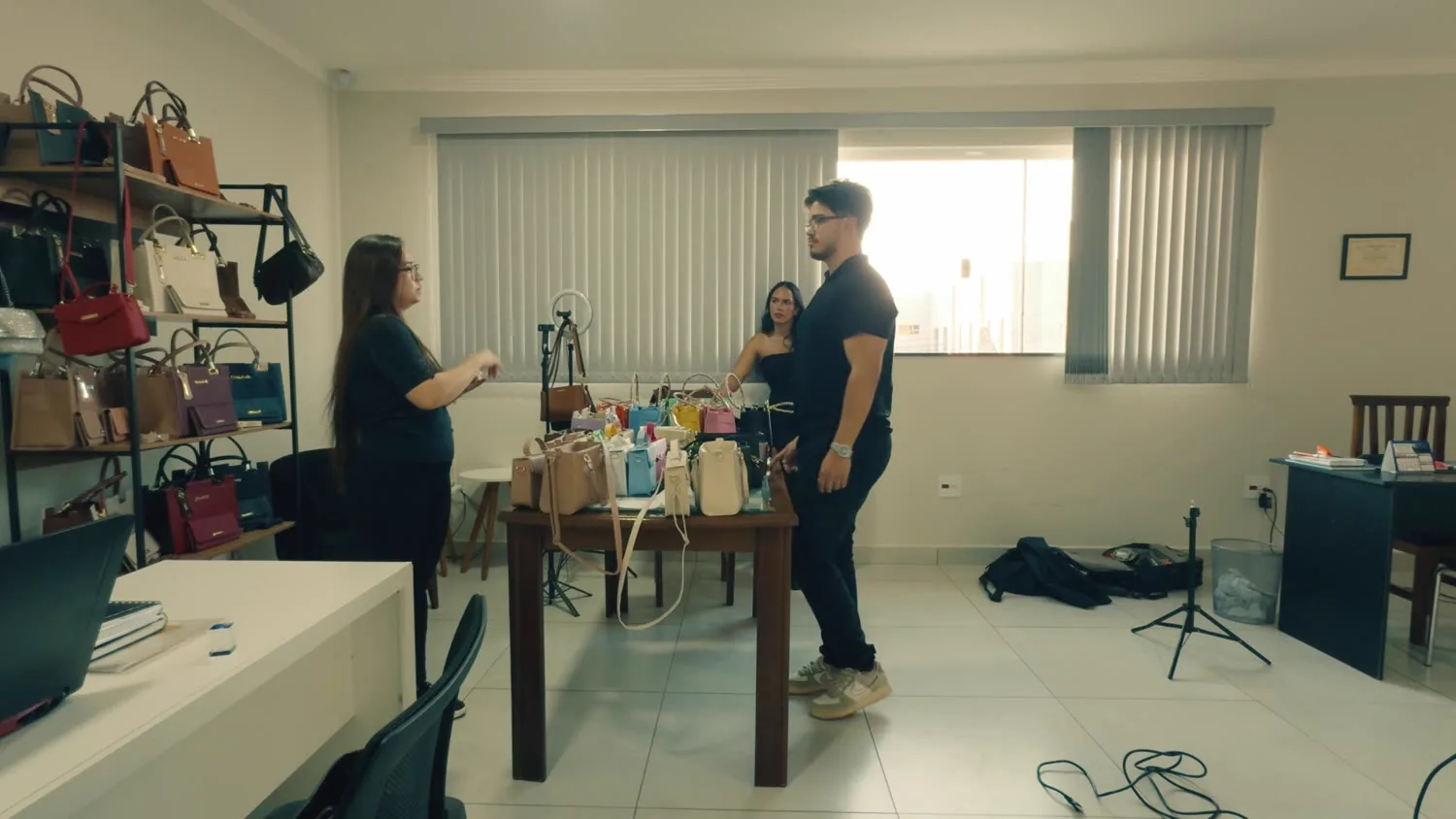 Equipe reunida na sala antes da gravação, definindo o plano do dia