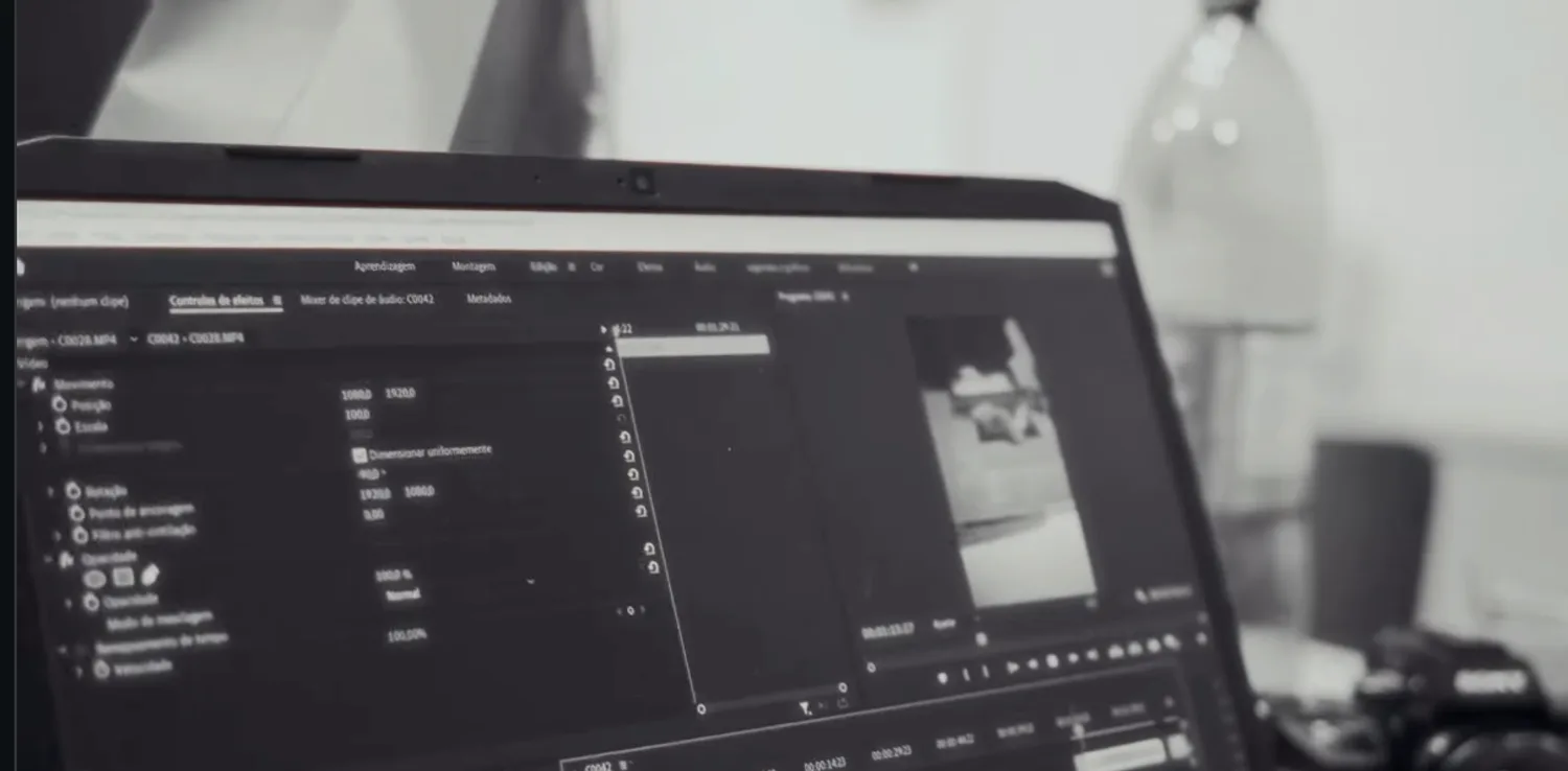 Linha do tempo de edição aberta no notebook, ainda em campo, no mesmo dia da captação