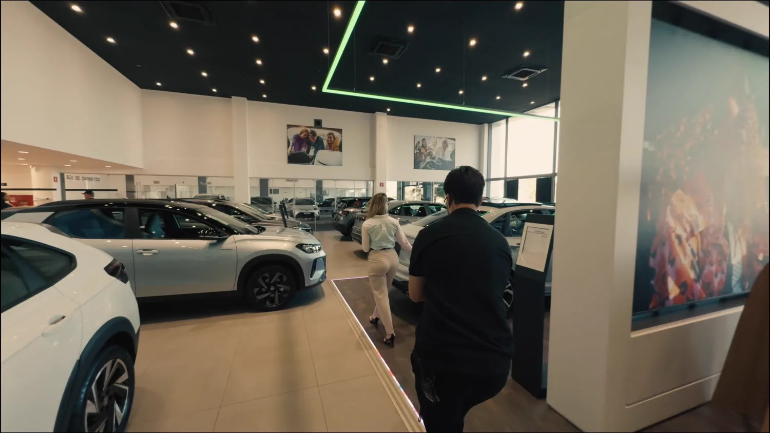 Tela grande no showroom exibindo a peça em exibição
