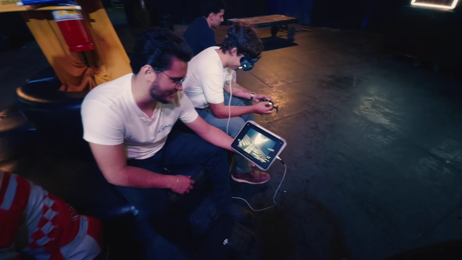 Dupla de edição revisando o corte no monitor, ainda em campo